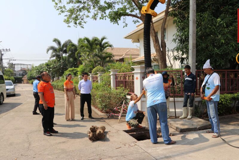 ลงพื้นที่ดำเนินการดูดโคลนลอกท่อระบายน้ำ ตามคำร้องของประชาชนหมู่บ้านเดอะ เซ็นทรัล พาร์ค หมู่ที่ 2 บ้านกรีน ตำบลหนองจะบก