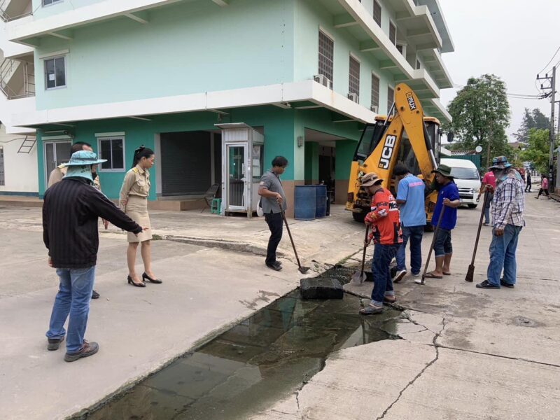 ลงพื้นที่ตรวจสอบการดำเนินการขุดลอกท่อรางระบายน้ำ หมู่ที่ 5 บ้านบุญเรือง