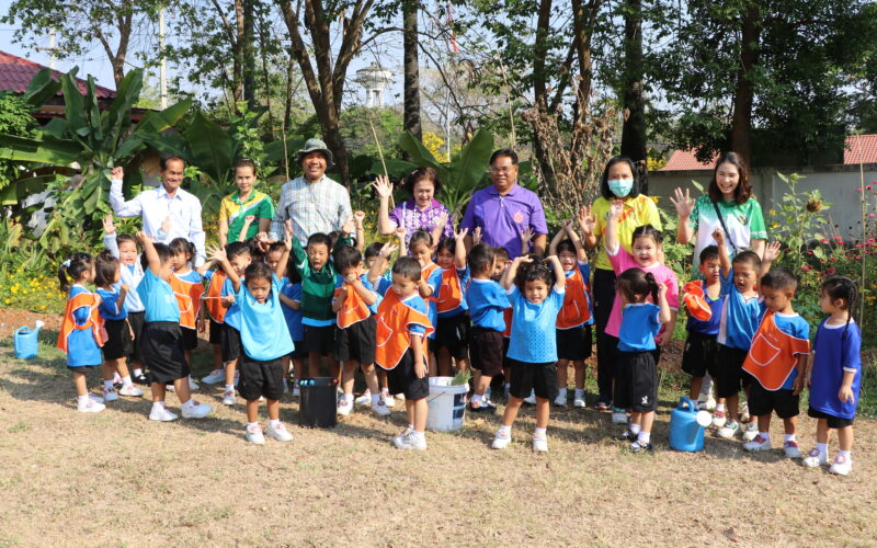 ขับเคลื่อนการน้อมนำแนวพระราชดำริของสมเด็จพระกนิษฐาธิราชเจ้า กรมสมเด็จพระเทพรัตนราชสุดาฯ สยามบรมราชกุมารี สู่การปฏิบัติการปลูกผักสวนครัวเพื่อสร้างความมั่นคงทางอาหารอย่างต่อเนื่อง ณ ศูนย์พัฒนาเด็กเล็กบ้านหนองปรู