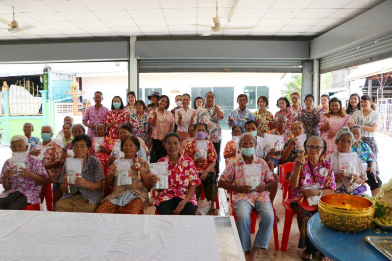 กิจกรรมสรงน้ำพระ และรดน้ำขอพรผู้สูงอายุ เพื่อความเป็นสิริมงคล และสืบสานขนบธรรมเนียมประเพณีอันดีงามของไทย เนื่องในเทศกาลสงกรานต์ ประจำปี 2567 หมู่ที่ 2