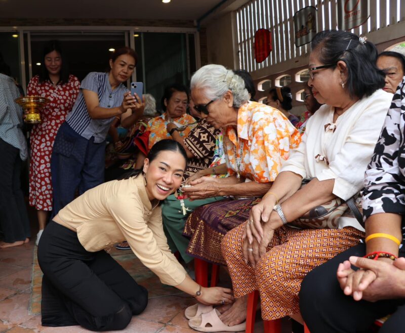 กิจกรรมสรงน้ำพระ และรดน้ำขอพรผู้สูงอายุ เพื่อความเป็นสิริมงคล และสืบสานขนบธรรมเนียมประเพณีอันดีงามของไทย เนื่องในเทศกาลสงกรานต์ ประจำปี 2567 หมู่ที่ 5