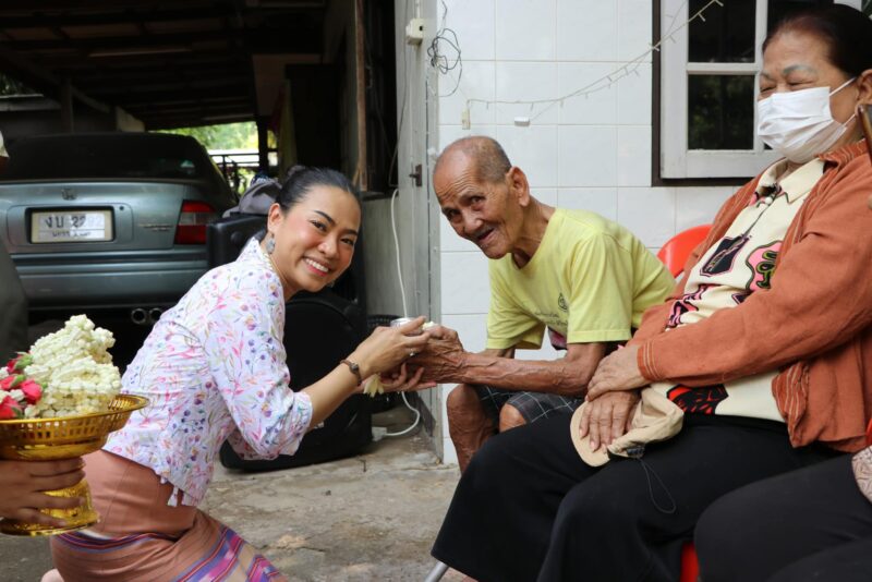 กิจกรรมสรงน้ำพระ และรดน้ำขอพรผู้สูงอายุ เพื่อความเป็นสิริมงคล และสืบสานขนบธรรมเนียมประเพณีอันดีงามของไทย เนื่องในเทศกาลสงกรานต์ ประจำปี 2567 หมู่ที่ 1