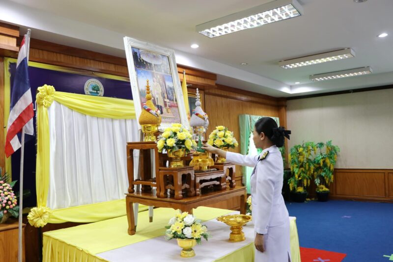 พิธีมอบพระบรมฉายาลักษณ์ พระบาทสมเด็จพระเจ้าอยู่หัว ที่ฉายกับสมเด็จพระนางเจ้าฯ พระบรมราชินี