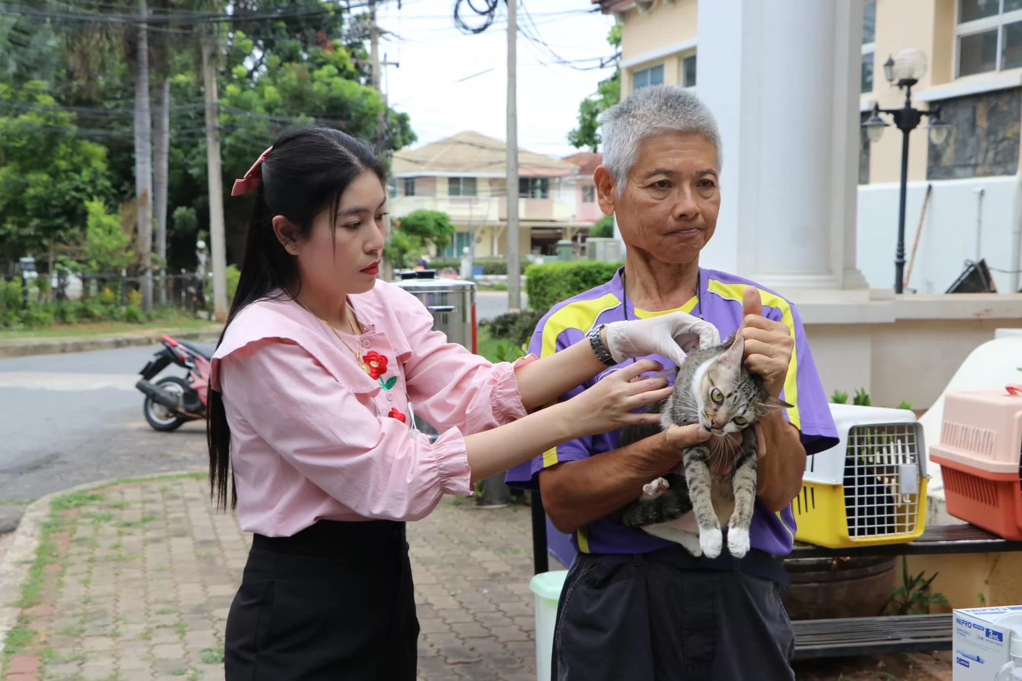 ลงพื้นที่ฉีดวัคซีน และแจกวัคซีนป้องกันโรคพิษสุนัขบ้า ประจำปีงบประมาณ พ.ศ.2567