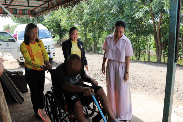 ส่งมอบอุปกรณ์ช่วยคนพิการรถเข็นนั่งวีลแชร์ ตามโครงการจัดหากายอุปกรณ์สำหรับช่วยเหลือคนพิการจำนวน 72,000 ชุดเฉลิมพระเกียรติพระบาทสมเด็จพระเจ้าอยู่หัวเนื่องในพระราชพิธีมหามงคลเฉลิมพระชนมพรรษา 6 รอบ