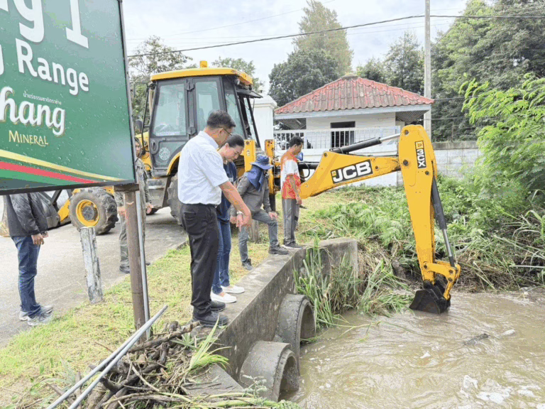 ลงพื้นที่ตรวจสอบการระบายน้ำในหมู่ที่ 5 บ้านบุญเรือง