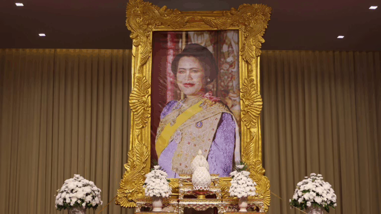 เข้าร่วมพิธีถวายน้ำสรงพระบรมศพเบื้องหน้าพระบรมฉายาลักษณ์สมเด็กพระนางเจ้าสิริกิติ์ พระบรมราชินีนาถ พระบรมราชชนนีพันปีหลวง